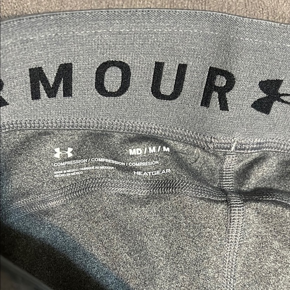 Women’s Under Armour Capri Gray Leggings Sz M - Picture 2 of 4